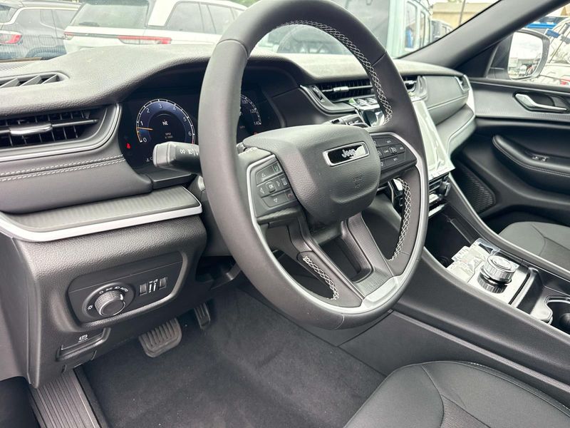 New 2026 Jeep Grand Cherokee Laredo 4x2