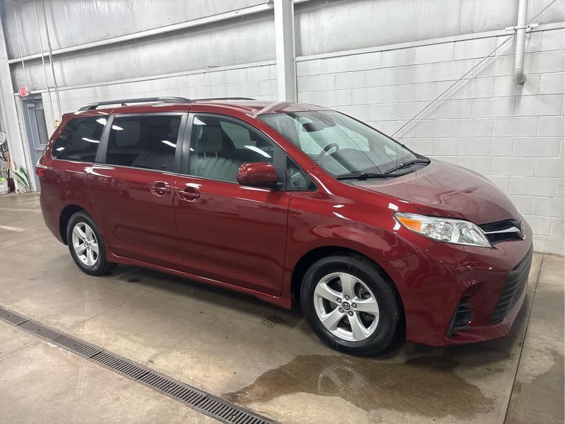 2018 Toyota Sienna LE photo 3