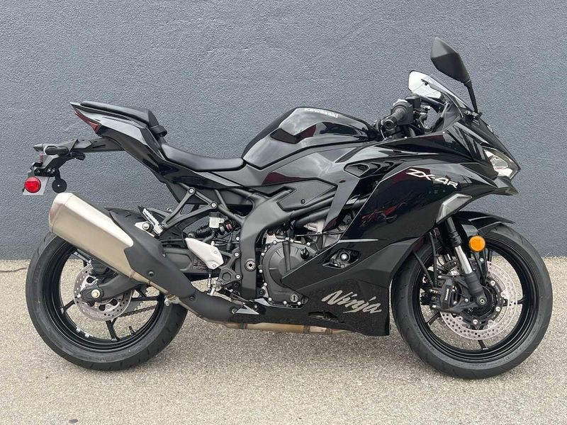 Used 2024 Kawasaki Ninja ZX-4R ABS Image 2