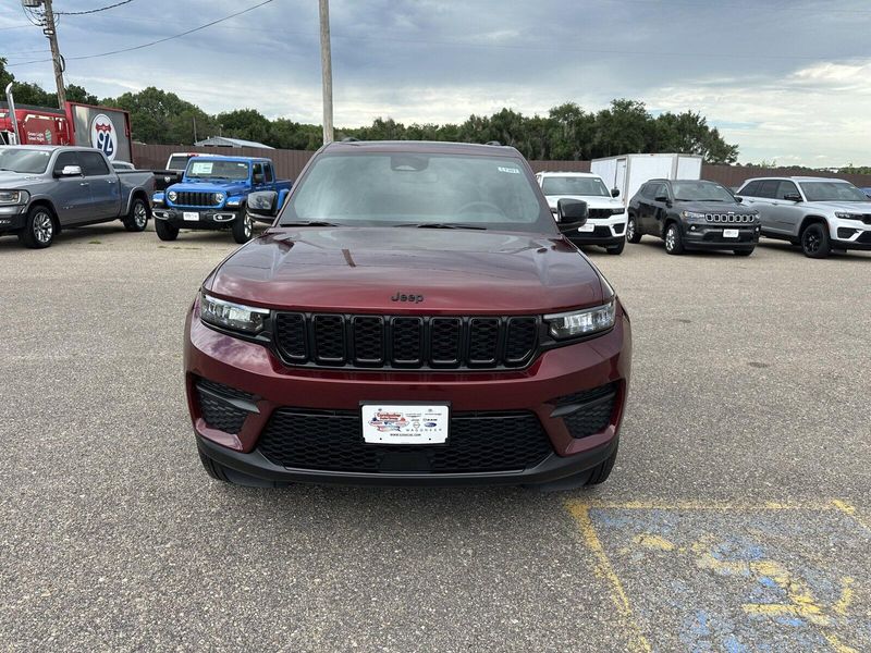 2024 Jeep Grand Cherokee Altitude XImage 3