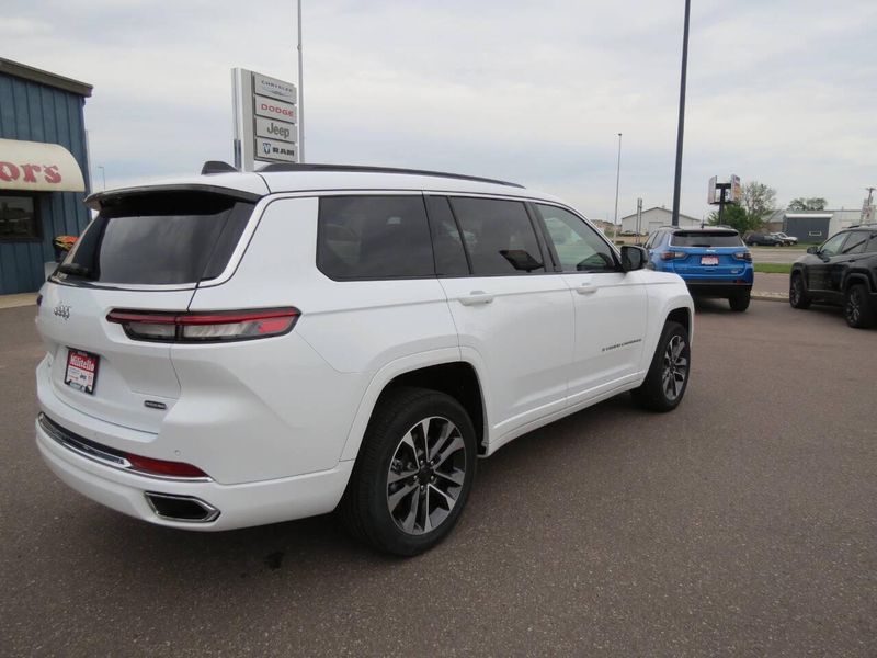 Used 2025 Jeep Grand Cherokee L Overland 4x4 4dr SUVImage 5