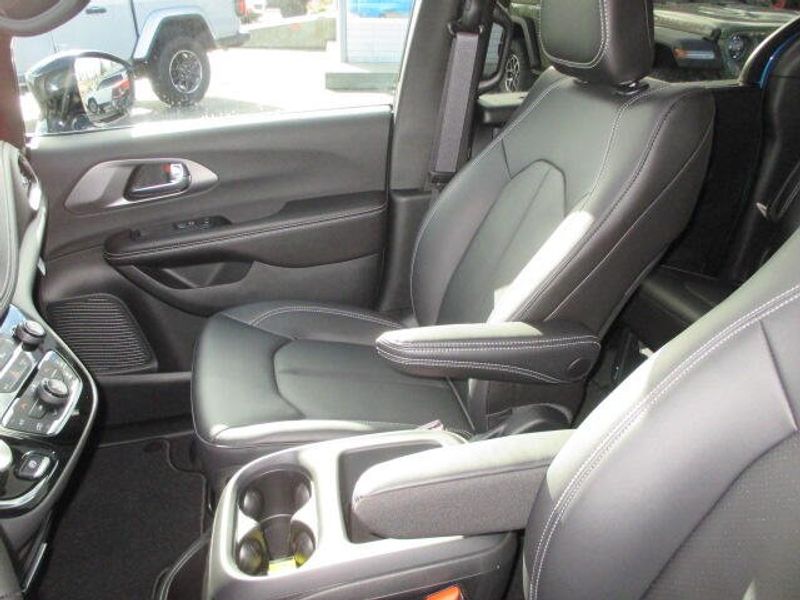 New 2026 Chrysler Pacifica SelectImage 20