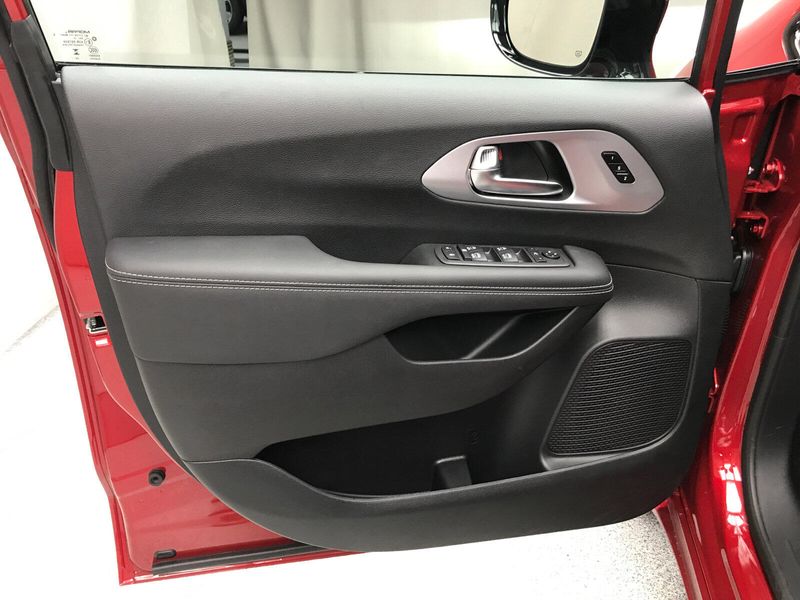 2025 Chrysler Pacifica LimitedImage 3