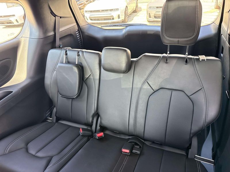 New 2027 Chrysler Pacifica Select Awd