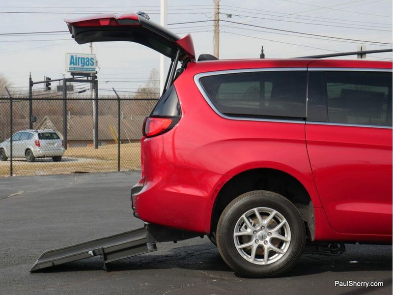 2025 Chrysler Voyager LXImage 23