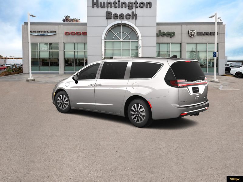 2025 Chrysler Pacifica Hybrid SelectImage 4