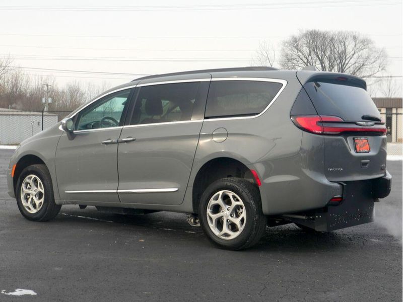 2022 Chrysler Pacifica LimitedImage 13