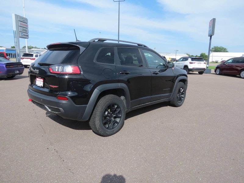 Used 2019 Jeep Cherokee Trailhawk 4x4 4dr SUVImage 4