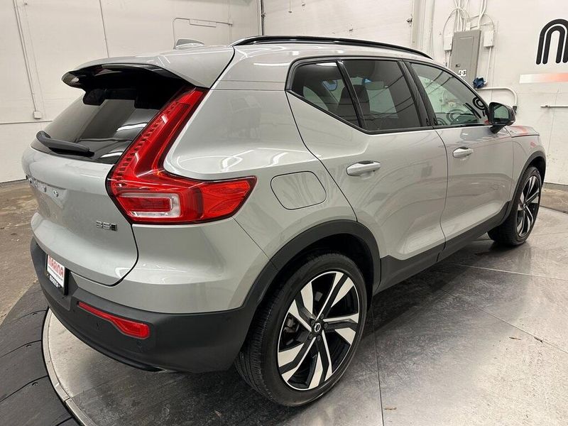 2023 Volvo XC40 B5 Plus Dark ThemeImage 16