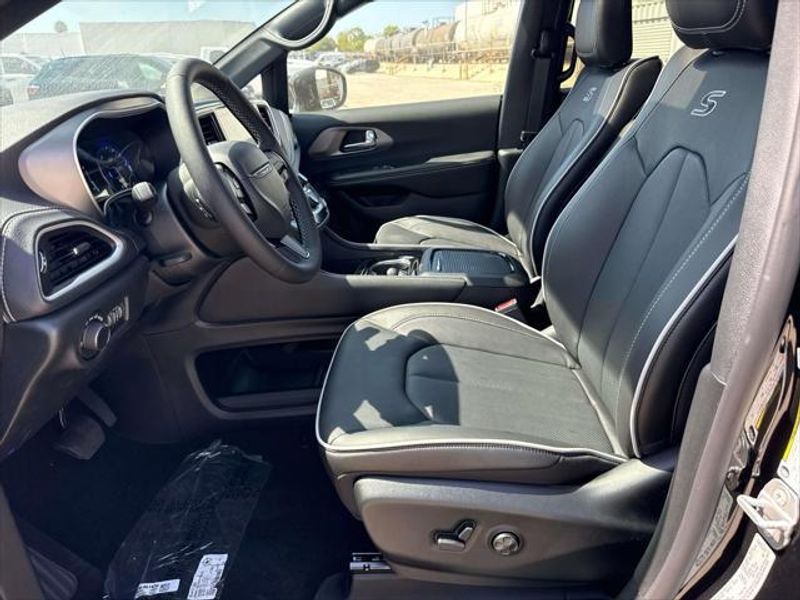 New 2027 Chrysler Pacifica Limited Awd
