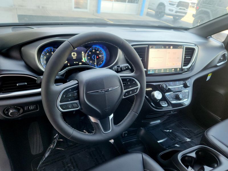 New 2026 Chrysler Voyager Lx