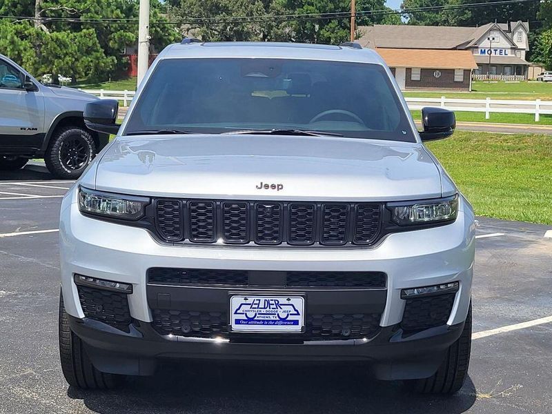 2025 Jeep Grand Cherokee L Limited 4x4Image 2