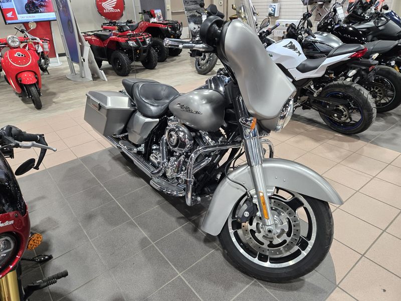 USED 2009 HARLEY STREET GLIDE Image 1