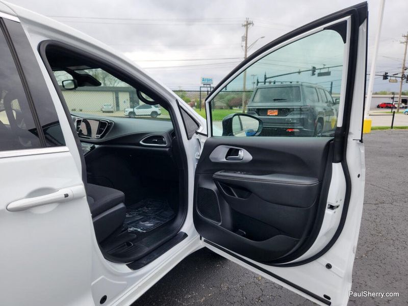 Used 2024 Chrysler Pacifica Touring