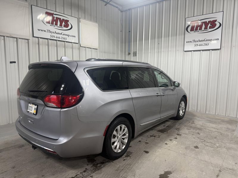 Used 2018 Chrysler Pacifica Touring LImage 3