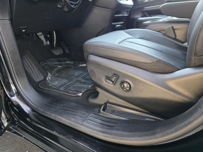 New 2027 Chrysler Pacifica Select