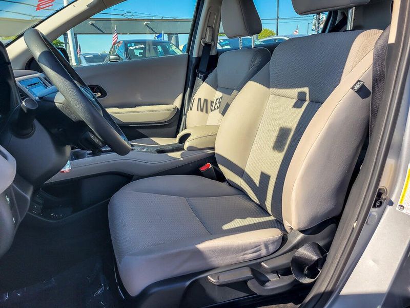2017 Honda HR-V LX photo 9