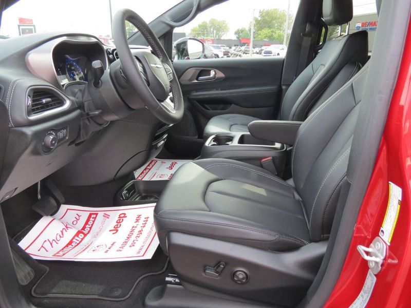New 2026 Chrysler Pacifica SelectImage 7