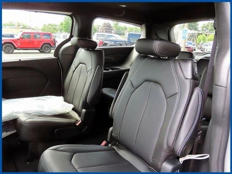 New 2025 Chrysler Pacifica SelectImage 10