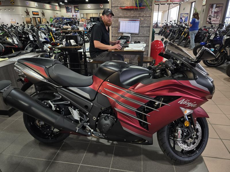 2025 Kawasaki NINJA ZX14R ABS METALLIC MATTE SOVEREIGN RED AND METALLIC FLAT SPARK BLACK AND METALLIC MATTE GRAPHITE GRAY Image 2