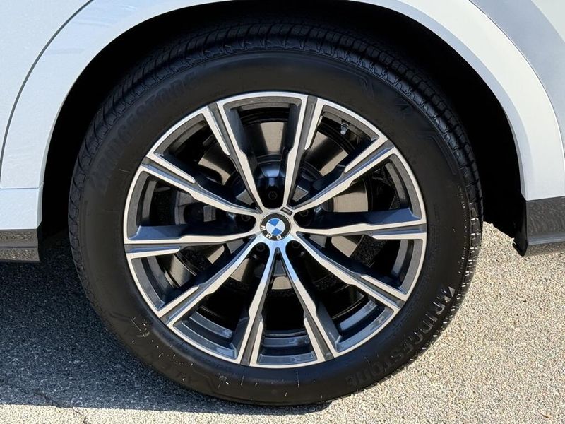 2022 BMW X6 xDrive40iImage 17