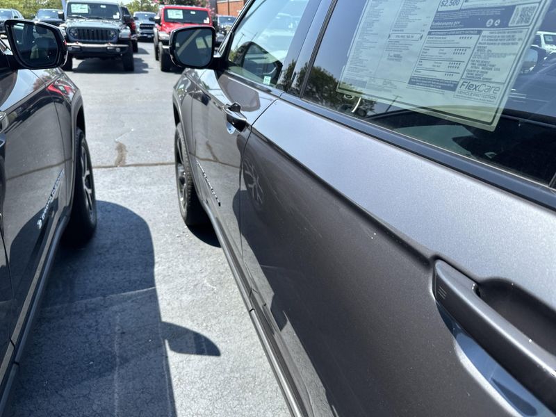 New 2025 Jeep Grand Cherokee L Limited 4x4Image 12