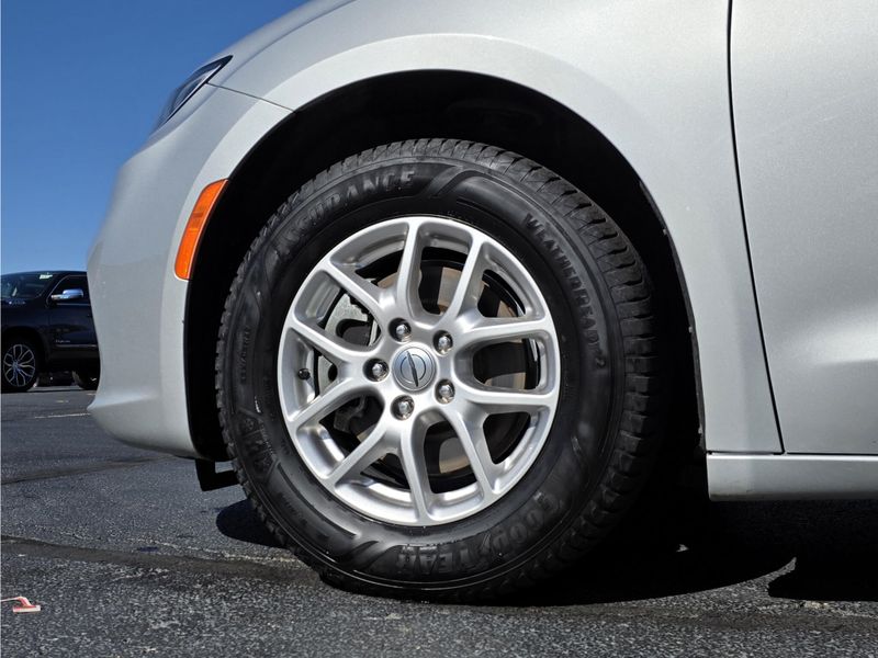 Used 2024 Chrysler Pacifica Touring