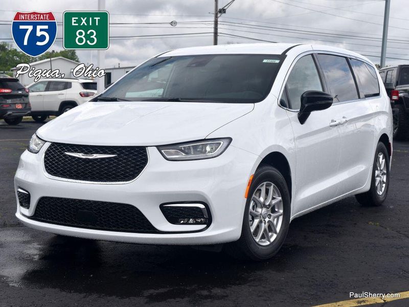 New 2025 Chrysler Pacifica SelectImage 8