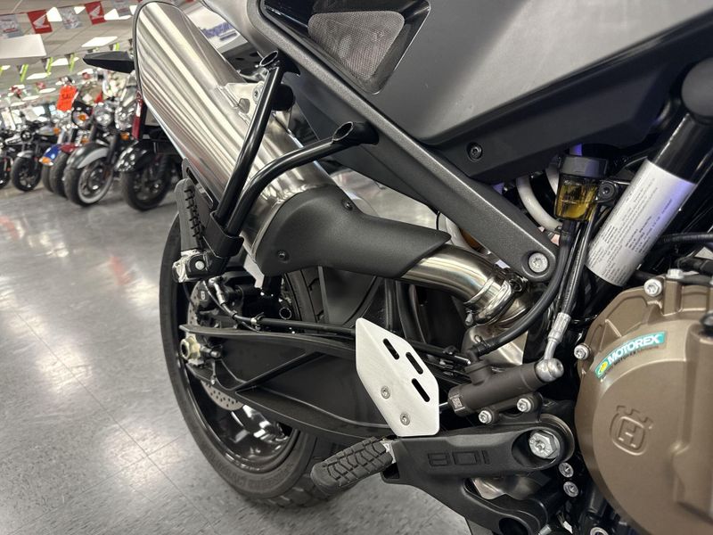 New 2025 Husqvarna SVARTPILEN 801 Image 16