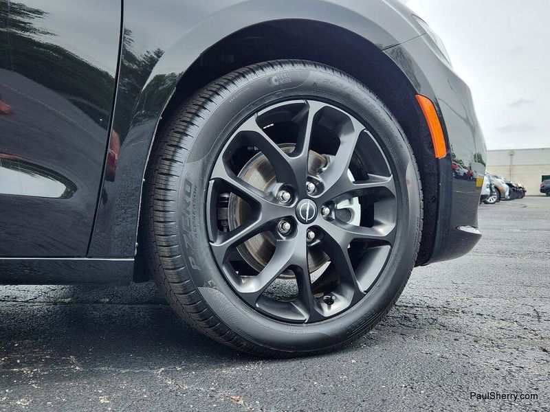 New 2026 Chrysler Pacifica Select