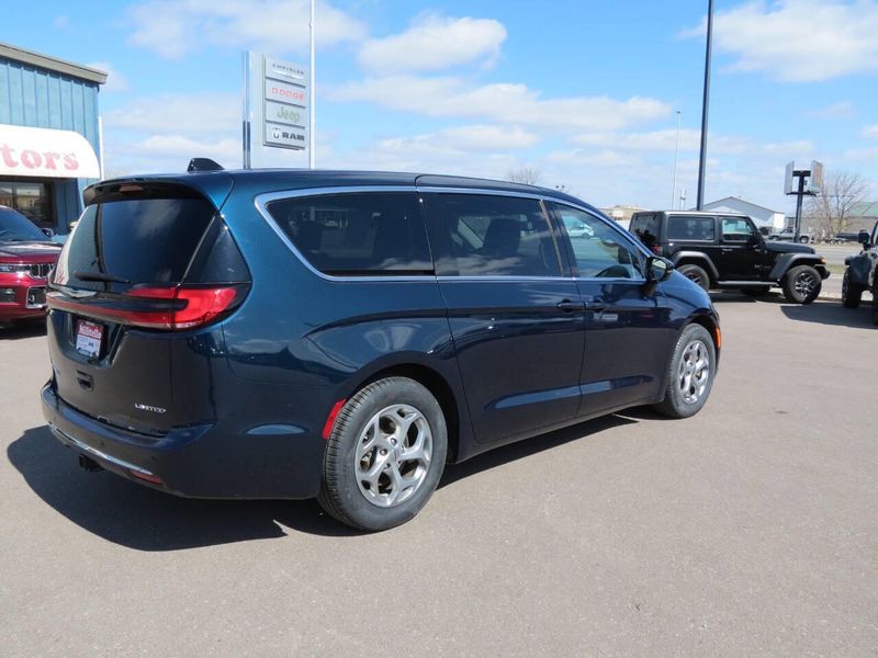 Used 2024 Chrysler Pacifica Limited 4dr Mini VanImage 5
