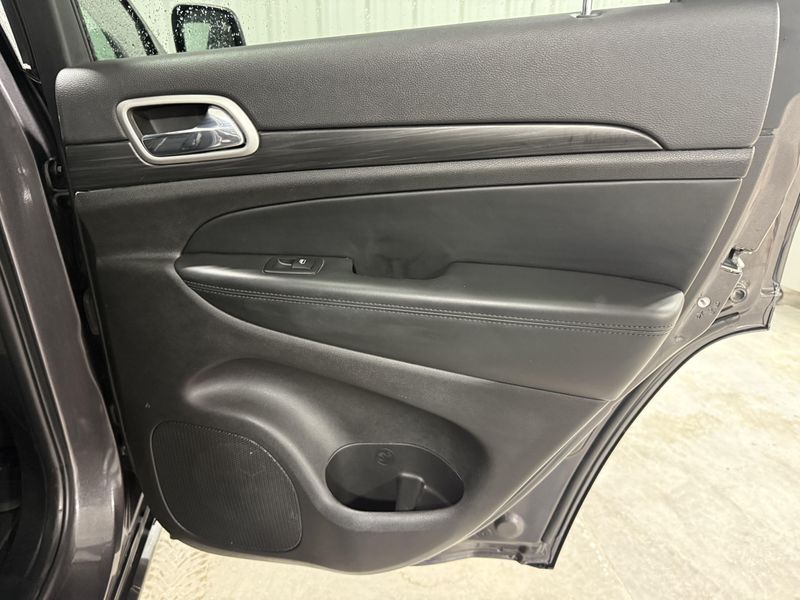 Used 2021 Jeep Grand Cherokee Laredo XImage 9