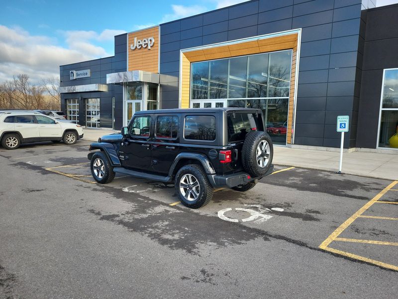 Used 2018 Jeep Wrangler Unlimited SaharaImage 10
