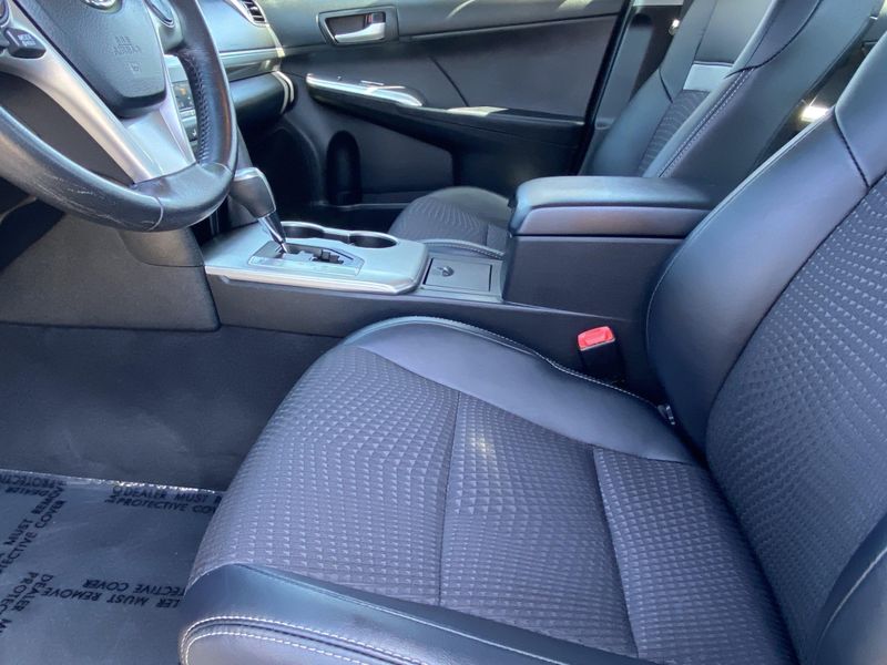 2012 Toyota Camry SEImage 17