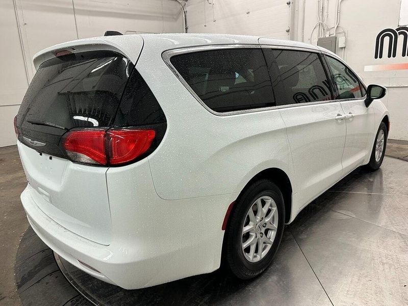 2022 Chrysler Voyager LXImage 15