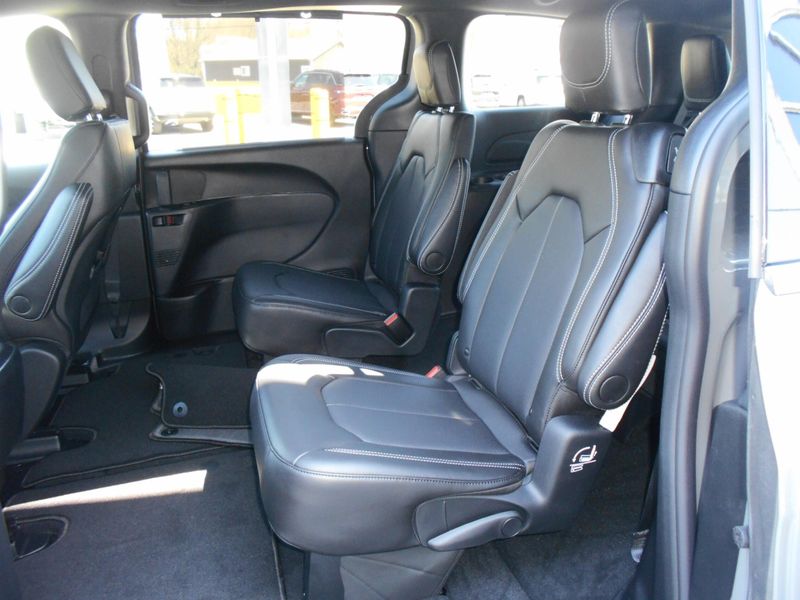 2025 Chrysler Pacifica SelectImage 7