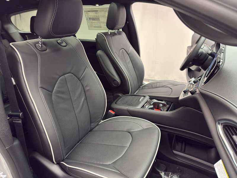 New 2026 Chrysler Pacifica Limited AwdImage 13
