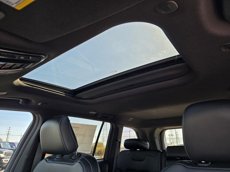 New 2026 Jeep Grand Cherokee Laredo Altitude 4x4
