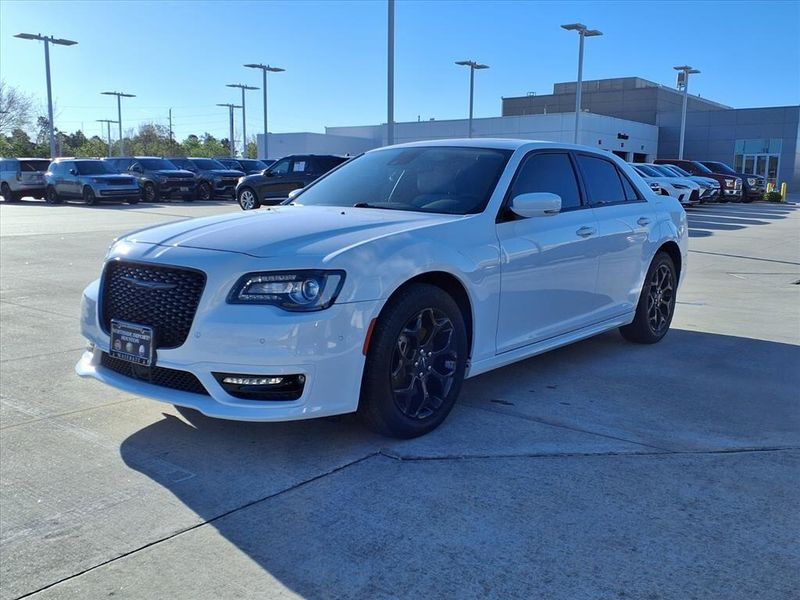 Used 2023 Chrysler 300 TouringImage 2