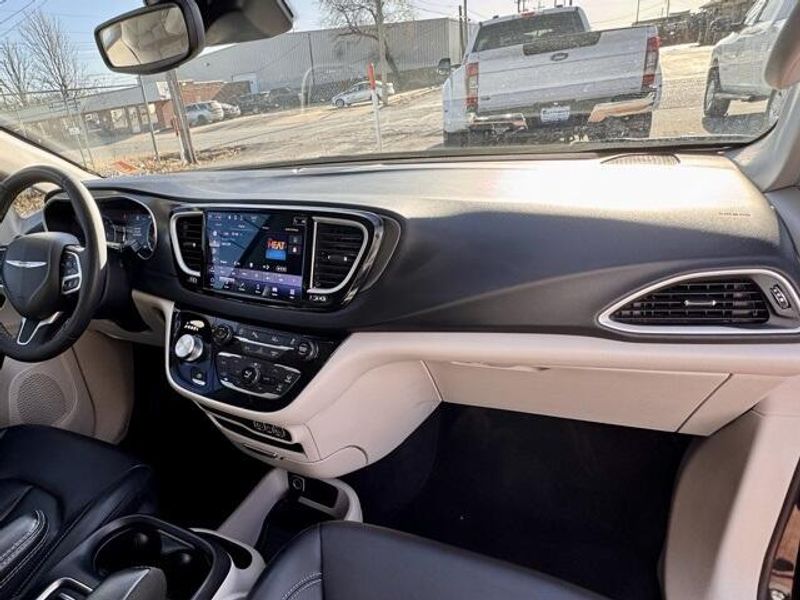 Used 2023 Chrysler Pacifica Touring LImage 14