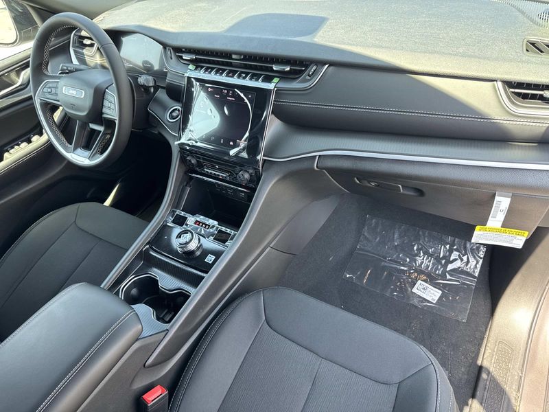 New 2026 Jeep Grand Cherokee L Laredo 4x2
