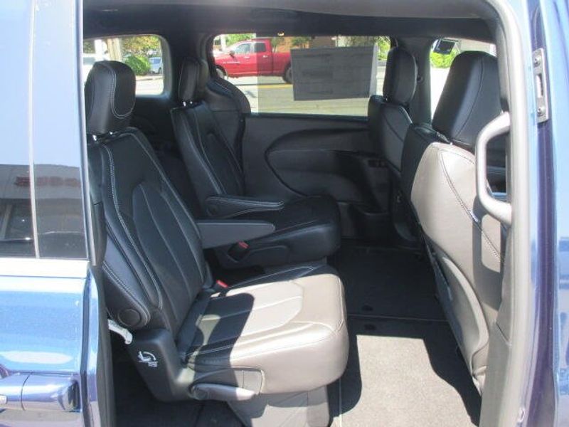 New 2025 Chrysler Pacifica SelectImage 28