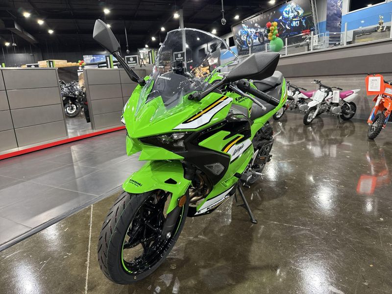 2025 Kawasaki NINJA 500 KRT EDITION SE ABS  in a LIME GREEN/EBONY/PEARL BLIZZARD WHITE exterior color. Del Amo Motorsports of Redondo Beach (424) 390-7811 delamomotorsports.com 