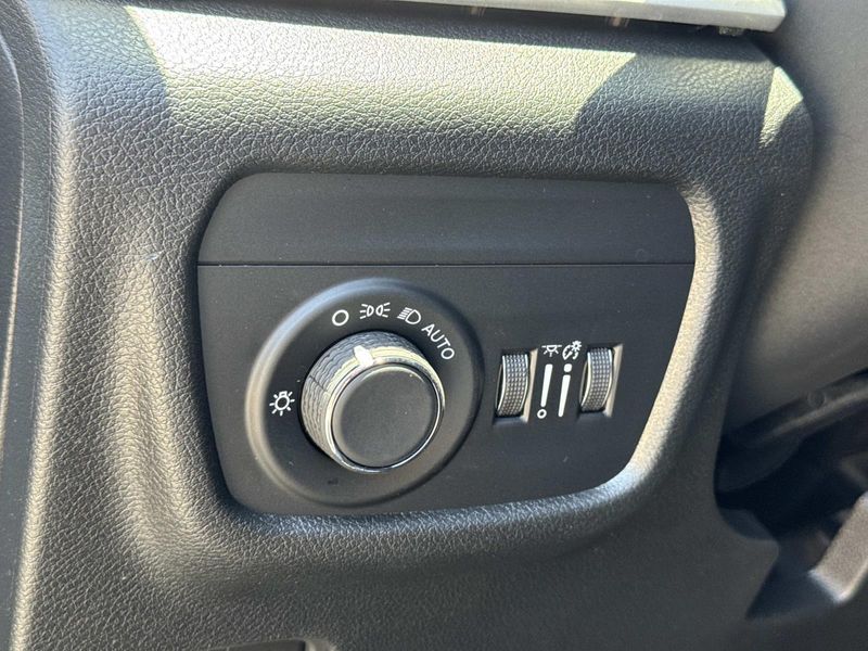 New 2026 Jeep Grand Cherokee Laredo Altitude 4x2