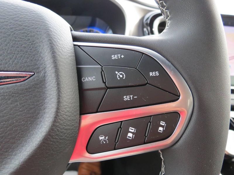 New 2026 Chrysler Pacifica SelectImage 14