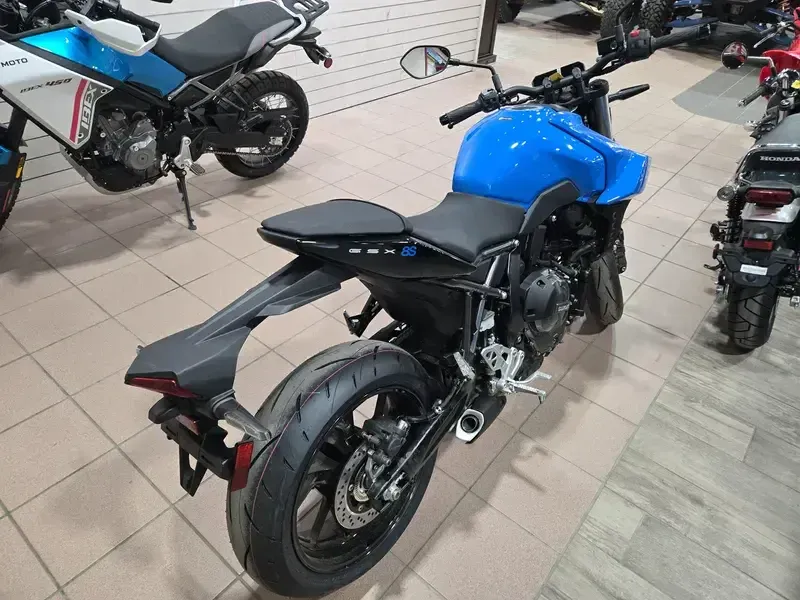 2025 Suzuki GSX8S GLASS SPARKLE BLACK AND PEARL COSMIC BLUE Image 7