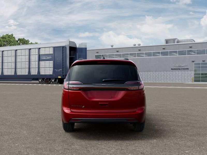 New 2026 Chrysler Pacifica SelectImage 7
