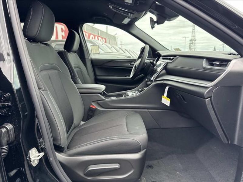 New 2026 Jeep Grand Cherokee Laredo 4x2