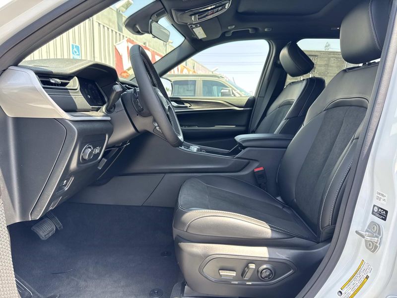 New 2026 Jeep Grand Cherokee Laredo Altitude 4x2