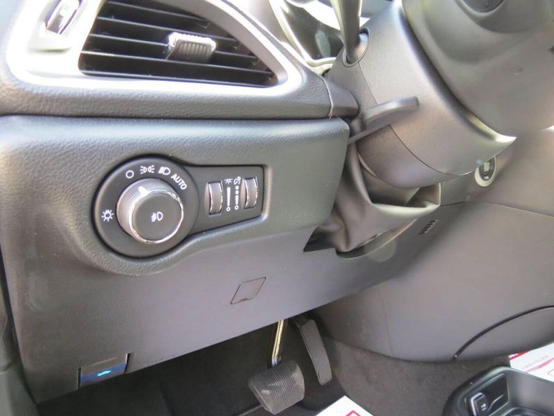 New 2026 Chrysler Pacifica Select AwdImage 21